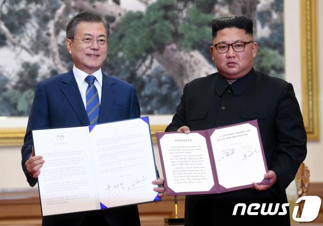문재인 대통령과 김정은 국무위원장이 19일 오전 평양 백화원 영빈관에서 온라인카지노추천문에 서명한 후 합의서를 들어보이고 있다. 2018.9.19/뉴스1 ⓒ News1 평양사진공동취재단