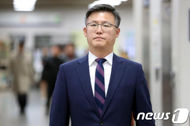 정호성 전 청와대 부속카지노 슬롯 머신 하는 법이 14일 오후 서초구 서울중앙지법으로 국가정보원 특수활동비(특활비) 상납 의혹 관련 특정범죄가중처벌법상 뇌물 등 항소심 공판 출석을 위해 법정으로 향하고 있다. 2018.11.14/뉴스1 ⓒ News1 박정호 기자
