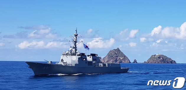 2019년 8월25일 대한민국 해군 이지스구축함 세종대왕함(DDG-991)이 독도 해역에 대한 해상 경계활동을 하고 있다.  (해군본부 제공)