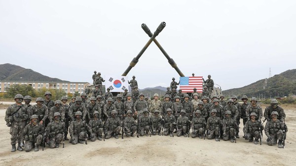로버트 에이브럼스 한미연합사령관 겸 주한미군사령관이 지난해 10월 초 포천에서 있은 한국군 제5포병여단 실사격훈련을 참관한 모습(사진=주한미군)