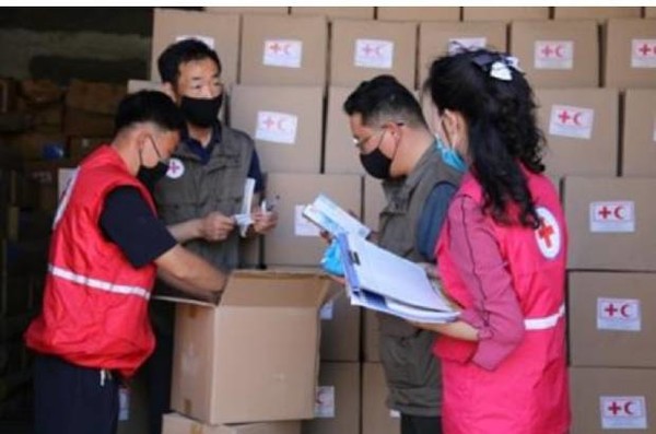 국제적십자연맹과 국제재난대응팀이 북한에서 홍수 구호물품을 점검하는 모습(사진=국제적십자사)
