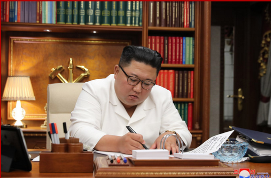 김정은 위원장이 평양 당원들에게 보내는 공개서한에 서명하는 모습(사진=조선중앙통신)