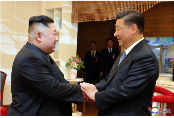 김정은 위원장과 시진핑 주석이 회담에 앞서 인사하는 모습(사진=조선중앙통신)