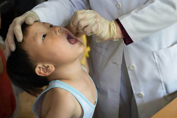 북한 어린이에 비타민 A 보충제를 먹이는 모습(사진=유니세프)