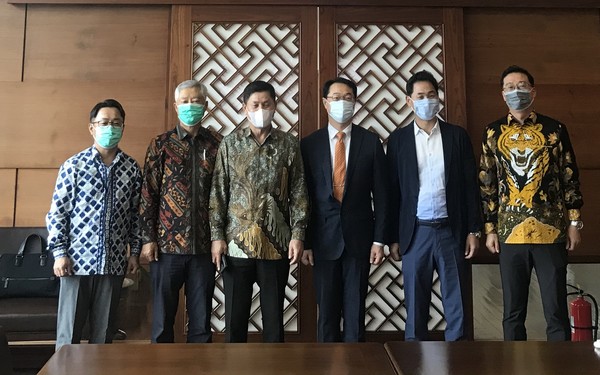 김건 차관보가 인도네시아 진출 기업 경제인 간담회를 갖고 기념 촬영하는 모습(사진=외교부)
