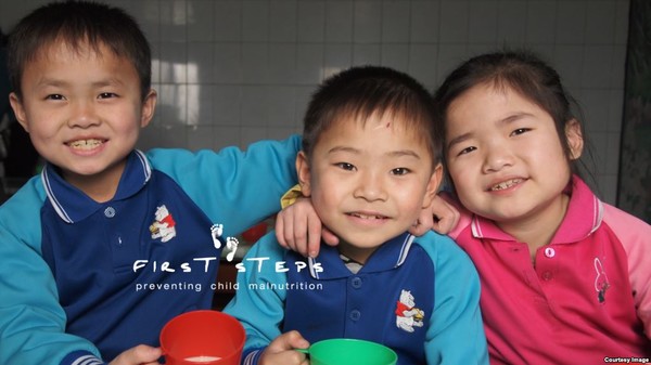북한 강원도 원산 애육원(고아원) 어린이들이 두유를 마시는 모습(사진=퍼스트 스텝스)