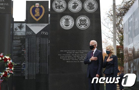 펜실베이니아 필라델피아 한국전쟁 참전기념비를 찾은 조 바이든 당선인과 부인 질 여사사진=AFP/뉴스1)