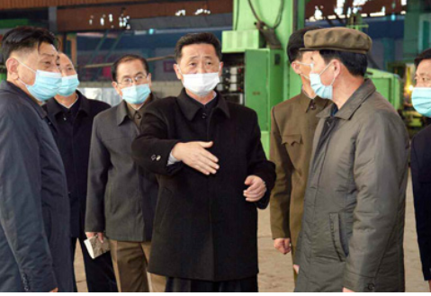 김덕훈 총리가 대안중기기업소를 방문한 모습(사진=노동신문)