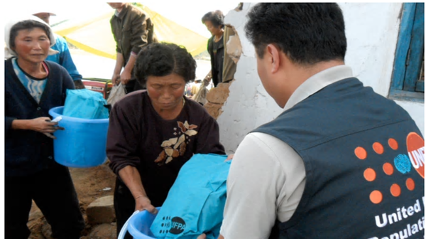 유엔인구기금 직원이 북한 주민들에게 의약품 등 지원물품을 나눠주는 모습(사진=UNFPA)