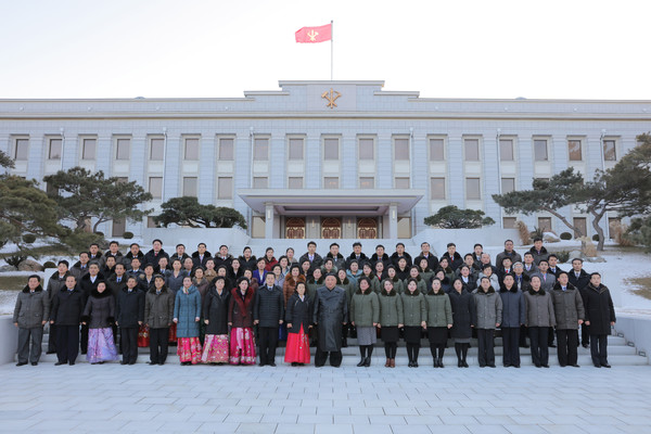북한정치(김정은 총비서가 출판·인쇄부문 근로자들과 기념사진 촬영(사진=노동신문/뉴스1)