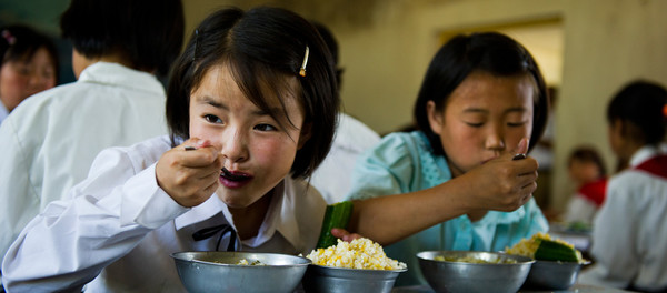 북한 청소년들의 식사 모습(사진=WFP)