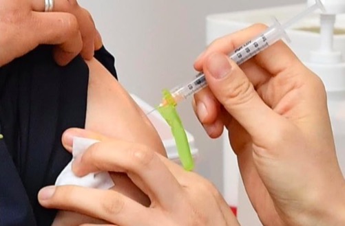 아스트라제네카 코로나19 백신을 접종하고 있다 (사진=국무총리실)