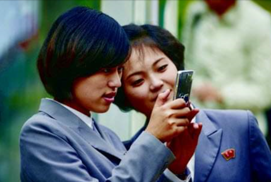 휴대전화를 검색하는 북한 학생들(사진=러시아대사관)