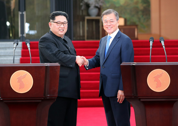 문재인대통령과 김정은 위원장이 판문점 선언이후 악수하는 모습(사진=공동취재단)