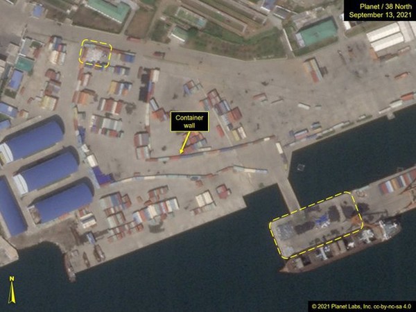 북한 남포항. 대량의 화물과 다수의 대형 물류창고 및 컨테이너 모습(사진=플래닛 랩스)