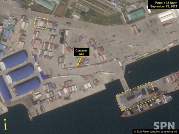 북한 남포항에서 대량의 화물과 다수의 대형 물류창고 및 컨테이너 장벽이 포착됐다(사진=Planet Labs).