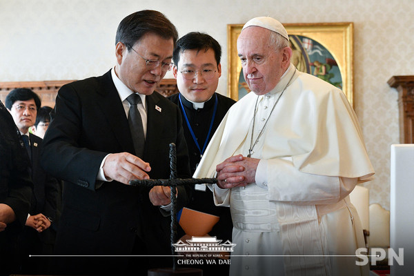 문재인 대통령이 프란치스코 교황을 위해 DMZ 철조망 십자가를 선물했다(사진=청와대)