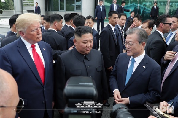문재인 대통과 트럼프 대통령, 김정은 총비서가 판문점에서 만나는 모습(자료사진=청와대)