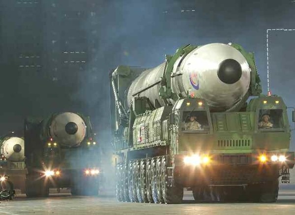 '조선인민혁명군 창건 90돌' 열병식에 등장한 신형 ICBM '화성-17'형(사진=노동신문)