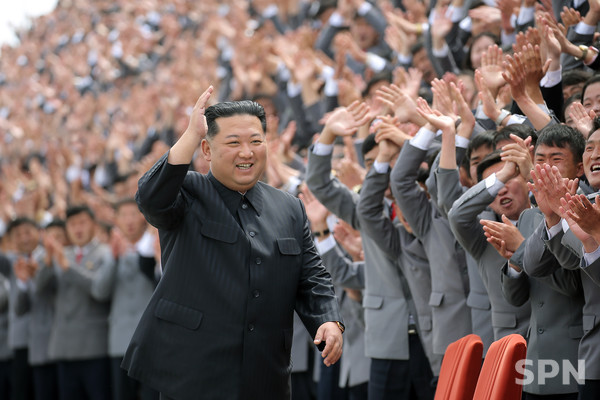 김정은, 항일빨치산 90돌 경축행사 참가 대학생ㆍ청년들과 기념사진 촬영