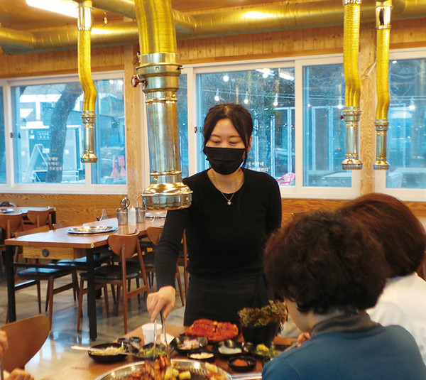늘 밝고 친절한 모습으로 손님들을 맞이하는 양유경 씨, 그는 사업장을 운영했던 과거보다 식당 슬롯사이트 소닉 메이저으로 일하는 지금이 더 즐겁다고 말했다