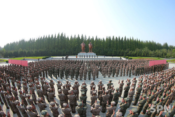 조선인민군 군의부문 전투원들의 결의모임(사진=노동신문)