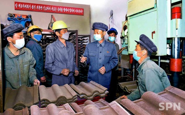 함경북도 청진슬레이트공장 노동자들이 마스크를 쓰고 대화하는 모습(사진=노동신문)