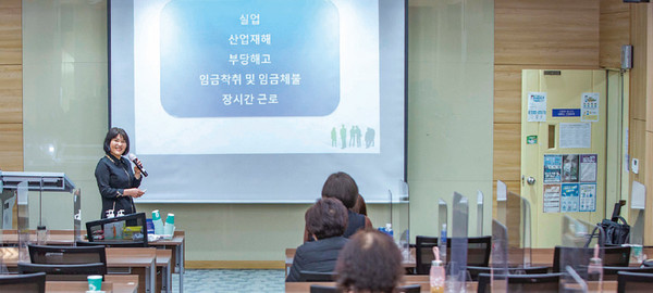동의과학대학교 사회복지관 학생들에게 강의하고 있는 온라인 카지노 사이트 교수