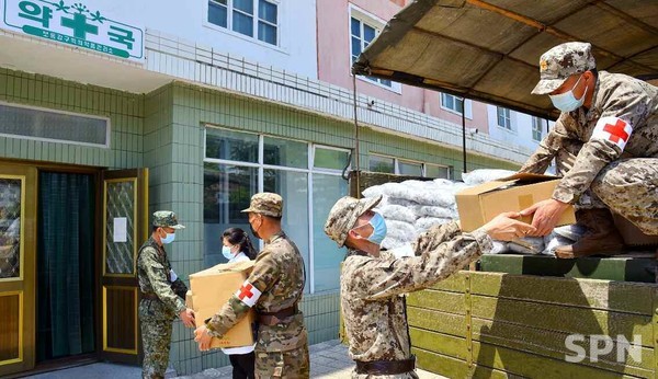 약국에 의약품을 공급하고 있는 북한군 군의부문 전투원들(사진=노동신문/뉴스1)