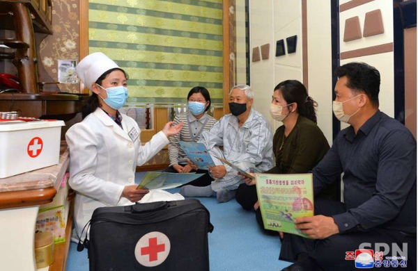 북한 호담당 의료진이 가정을 방문해 의료활동을 펴고있는 모습(사진=조선의 오늘)