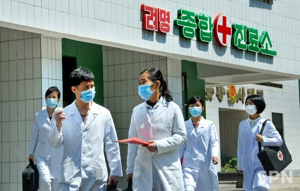 '코로나19 방역전쟁'에 나서는 북한 보건부문 일꾼들(사진=노동신문/뉴스1)
