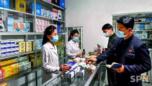 북한 간부들이 사리원 시내 약국의 약품을 확인하는 모습(사진=노동신문)