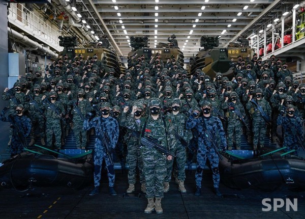 '2022 RIMPAC'에 참가하는 해병대 대원 130여명이 마라도함 차량갑판에서 임무완수의 각오를 다짐하는 모습(사진=해군)