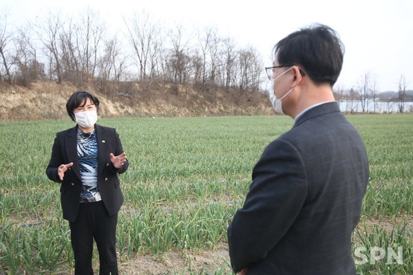 카지노 슬롯 머신 삶의 현장을 둘러보고 있는 정인성 남북하나재단 이사장(사진=남북하나재단)