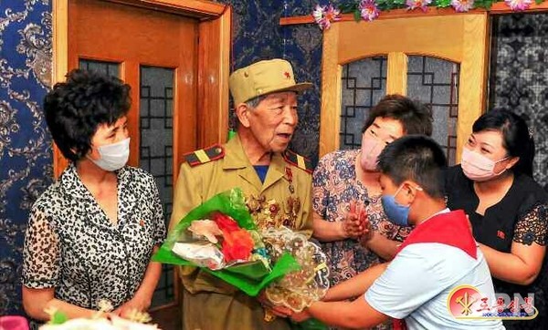 '전쟁노병'에게 감사의 뜻을 전하는 북한 주민들(사진=노동신문/뉴스1)