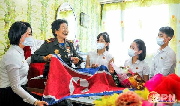 '전쟁노병'을 본받아 '조국수호'에 앞장설 것을 독려하는 북한(사진=노동신문/뉴스1)