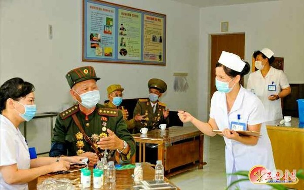 건강검진을 받고 있는 전쟁노병들(사진=노동신문/뉴스1)