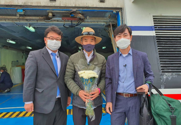 온라인 카지노 합법 사이트 피격사건 한달을 맞아 위령제를 지내기 위해 연평도로 떠나는 유가족 이래진씨(가운데). 하태경 국민의힘 의원(오른쪽)과 김기윤 변호사(왼쪽)이 동행했다. (사진=하태경의원 페이스북)