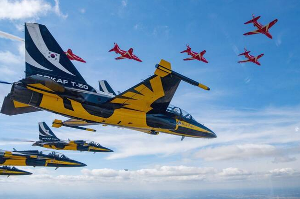 블랙이글스가 17일(현지시각) 슬롯사이트에서 열린 RIAT(Royal International Air Tatoo, RIAT. 리아트) 에어쇼에서 슬롯사이트 공군 특수비행팀 레드 애로우즈(Red Arrows)와 우정 비행을 선보이고 있다.(사진=공군제공)