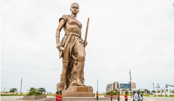 아프리카 서부 국가 베냉 정부가 북한 만수대창작사에 의뢰해 건립한 대형 동상(사진=트위터)
