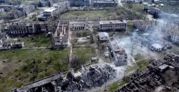 러시아군의 공격으로 폐허가 된 돈바스 지역의 한 소도시(사진=우크라이나 국방부 트위터)