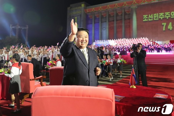 '공화국창건 74돌 경축행사'에 참석한 김정은 총비서(사진=노동신문/뉴스1)