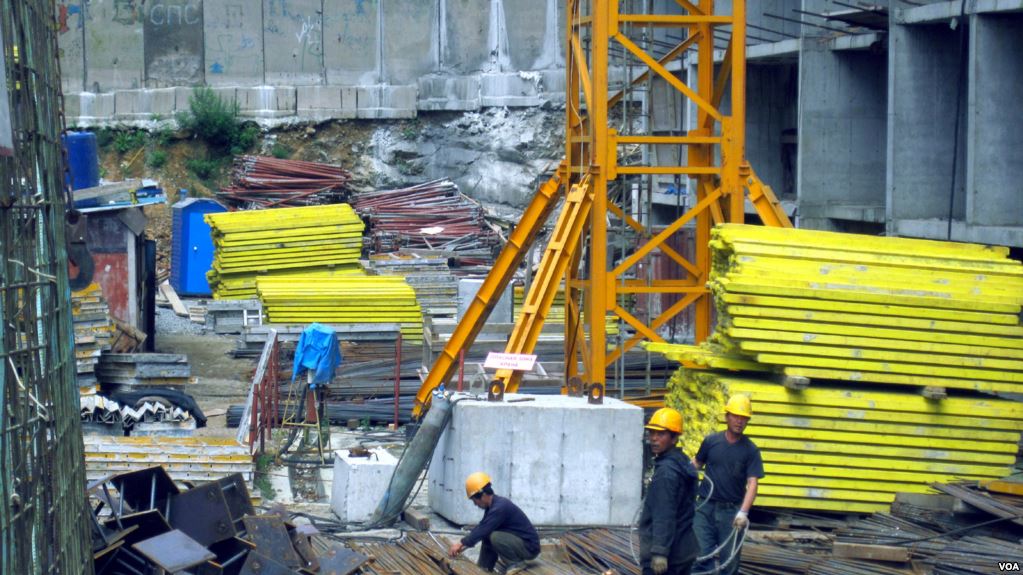 러시아 건설현장에서 일하는 북한 노동자들(사진=VOA).