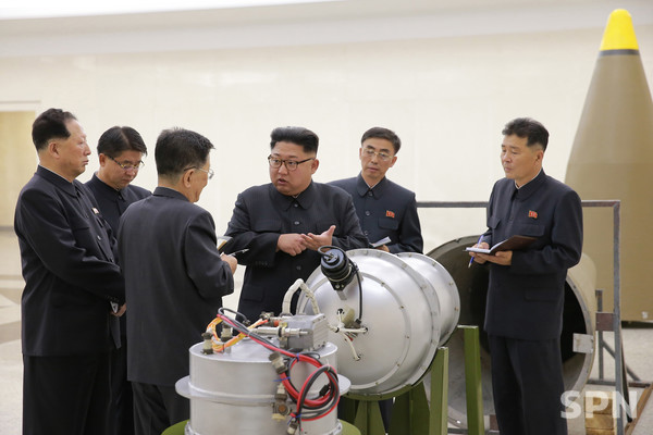 김정은 총비서가 핵무기병기화사업을 현지지도하는 모습(사진=노동신문)