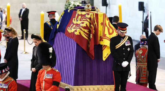 웨일즈 왕자와 서섹스 공작을 포함한 고(故) 엘리자베스 2세 여왕의 여덟 명의 손주들이 웨스트민스터 홀에 있는 관 주위를 경계하며 서 있다.(사진=BBC 갈무리)