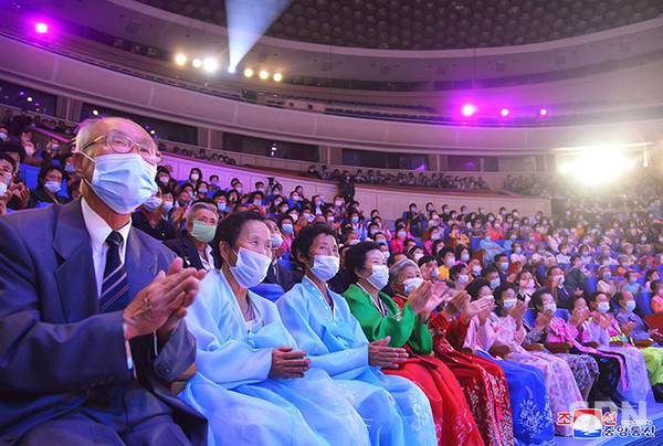 마스크를 쓰고 노인의 날 행사에 참석한 북한 노인들(사진=내나라)