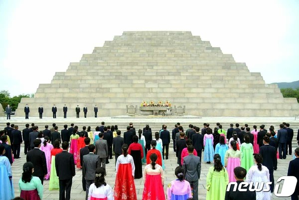 단군릉에 참배하는 북한 주민들(사진=노동신문/뉴스1)