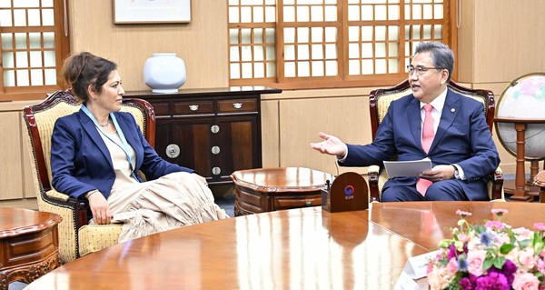 박진 외교부 장관이 방한한 엘리자베스 살몬 신임 유엔 북한인권특별에볼루션 바카라을 접견한 모습(사진=외교부)