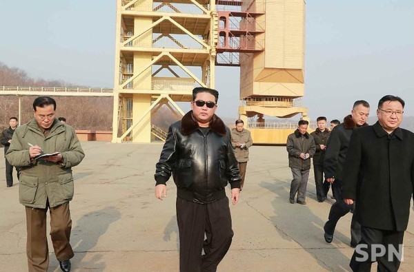 지난 3월 서해위성슬롯사이트 소닉 추천을 현지지도하는 김정은 총비서(사진=조선의 오늘)