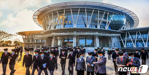 과학기술전당에서 열린 행사에 참석한 북한 대학생들(사진=노동신문/뉴스1)